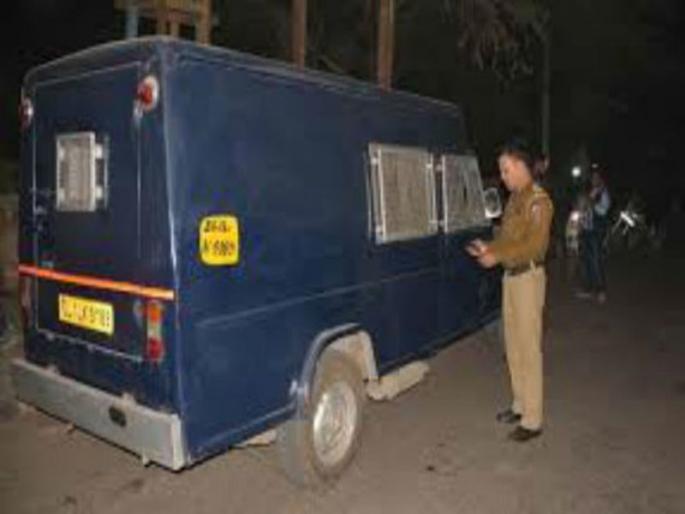 Bank officials looted Rs 70 lakh cash in Solapur | सोलापुरातील एटीएम व्हॅन लुटीचा बनाव अखेर उघड, बँकेच्या अधिका-यानंच लुटली 70 लाखांची रोकड Bank officials looted Rs 70 lakh cash in Solapur | सोलापुरातील एटीएम व्हॅन लुटीचा बनाव अखेर उघड, बँकेच्या अधिका-यानंच लुटली 70 लाखांची रोकड