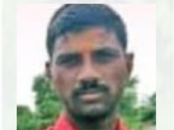 Malvandi village of Barshi taluka two people were attacked with an ax due to a minor dispute in Balumama temple area | कुऱ्हाडीने दोघांवर हल्ला; तरुण ठार, दुसरा जखमी