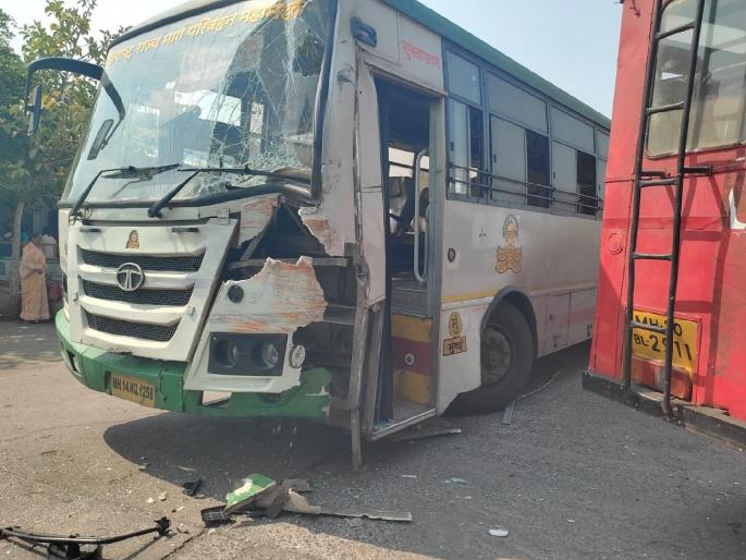 ST collided head-on at Pandharpur bus stand | पंढरपूर बसस्थानकातच एसटीची समोरासमोर धडक ST collided head-on at Pandharpur bus stand | पंढरपूर बसस्थानकातच एसटीची समोरासमोर धडक