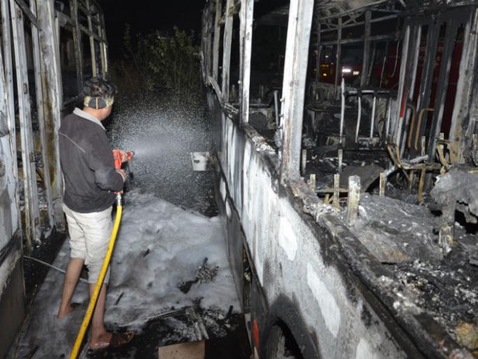 Fire at Sultanpur Citibus Depot, seven burnt fire and seven bombs used for fire extinguishing | सोलापूरात सिटीबस डेपोला आग, सात गाड्या जळून खाक, आग विझवण्यासाठी सात बंबांचा वापर