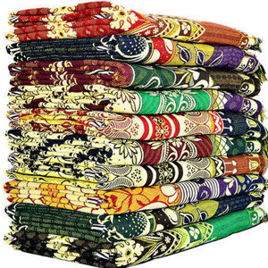 Two lakh Solapuri sheets flooded with floods | दोन लाख सोलापुरी चादरींची पूरग्रस्तांना ऊब