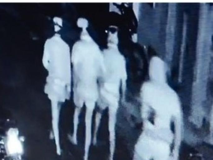 Terror of Chaddi gang! House broken into in Vastu Vihar in Solapur | चड्डी गँगची दहशत!सोलापुरमध्ये वास्तुविहारमध्ये घर फोडले; डिलिव्हरी बॉयमुळे प्रकार आला समोर Terror of Chaddi gang! House broken into in Vastu Vihar in Solapur | चड्डी गँगची दहशत!सोलापुरमध्ये वास्तुविहारमध्ये घर फोडले; डिलिव्हरी बॉयमुळे प्रकार आला समोर