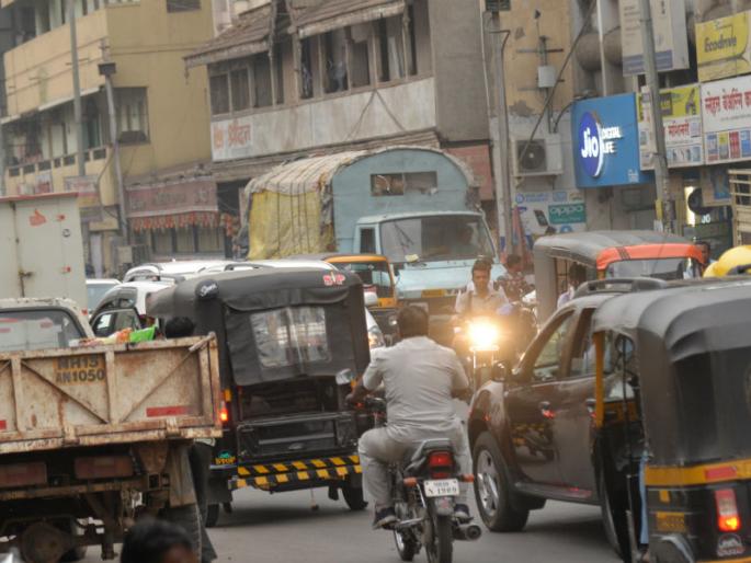 Action on 91 thousand vehicles during the year; Still, there is no discipline in the city of Solapur | वर्षभरात ९१ हजार वाहनांवर कारवाई; तरीही सोलापूर शहरातील वाहतुकीला शिस्त लागेना  Action on 91 thousand vehicles during the year; Still, there is no discipline in the city of Solapur | वर्षभरात ९१ हजार वाहनांवर कारवाई; तरीही सोलापूर शहरातील वाहतुकीला शिस्त लागेना
