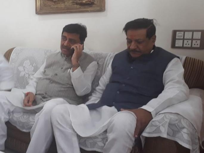 congress jan sangharsh yatra in solapur | महाराष्ट्रात पुन्हा काँग्रेसची सत्ता यावी यासाठी जनसंघर्ष यात्रेतील नेत्यांचे विठ्ठलाला साकडे congress jan sangharsh yatra in solapur | महाराष्ट्रात पुन्हा काँग्रेसची सत्ता यावी यासाठी जनसंघर्ष यात्रेतील नेत्यांचे विठ्ठलाला साकडे