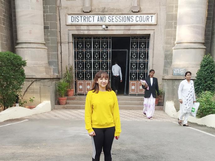 From the United States to Solapur, he came to see the court of justice. | पणजोबांनी वकिली केलेले न्यायालय पाहण्यासाठी ती आली अमेरिकेतून सोलापुरात !