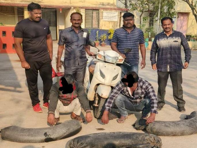 Solapur: Motorcycle stolen, two with hand furnace found in police net! | Solapur: मोटारसायकल बोळात घातली, हातभट्टीसह दोघे पोलिसांच्या जाळ्यात सापडले!