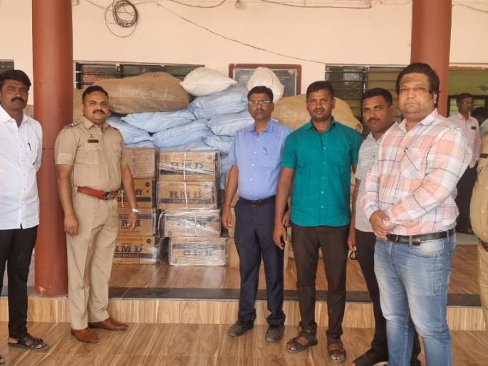 mangalwedha police seized gutka worth 23 lakhs along with a pick up used to transport illegal gutkha and arrested the three | मंगळवेढा पोलीसांनी अवैध गुटखा वाहतूक करण्या-या पिकअपसह २३ लाखाचा गुटखा जप्त करून तिघांना केले गजाआड mangalwedha police seized gutka worth 23 lakhs along with a pick up used to transport illegal gutkha and arrested the three | मंगळवेढा पोलीसांनी अवैध गुटखा वाहतूक करण्या-या पिकअपसह २३ लाखाचा गुटखा जप्त करून तिघांना केले गजाआड