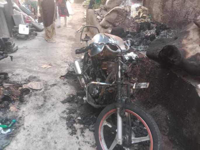 in the night the two set the bike on fire after screaming ran away | रात्रीत दोघांनी दुचाकी पेटवली; आरडाओरडनंतर पळ काढला