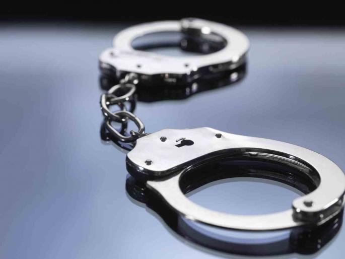 A woman and a minor girl were beaten up by showing fear of Kota to demolish the house | घर खाली करण्यासाठी कोत्याचा धाक दाखवून महिलेसह अल्पवयीन मुलीस धक्काबुक्की A woman and a minor girl were beaten up by showing fear of Kota to demolish the house | घर खाली करण्यासाठी कोत्याचा धाक दाखवून महिलेसह अल्पवयीन मुलीस धक्काबुक्की