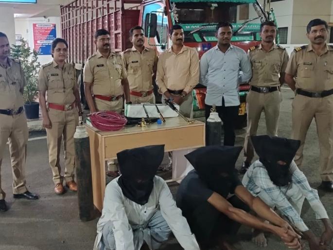 seven days in custody for the gang that broke the atm in karmala | करमाळ्यात एटीएम फोडणा-या टोळीला सात दिवसांची कोठडी 