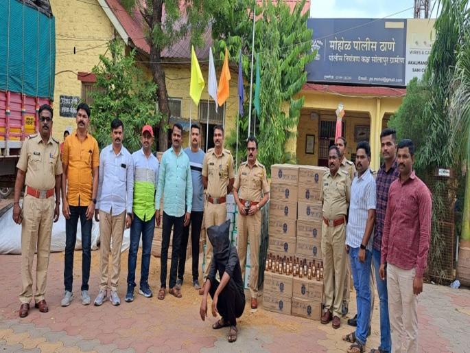 Mohol police caught liquor stock | टेम्पोसह जीपमध्ये दारू भरताना मोहोळ पोलिसांनी पकडला १३ लाखांचा मद्यसाठा Mohol police caught liquor stock | टेम्पोसह जीपमध्ये दारू भरताना मोहोळ पोलिसांनी पकडला १३ लाखांचा मद्यसाठा