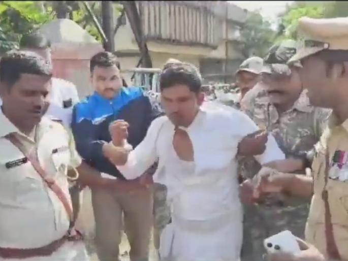 After hoisting the government flag, a farmer attempted self-immolation by pouring diesel on himself in Solapur | शासकीय ध्वजारोहणानंतर डिझेल स्वतःच्या अंगावर ओतून शेतकऱ्याचा आत्मदहनाचा प्रयत्न After hoisting the government flag, a farmer attempted self-immolation by pouring diesel on himself in Solapur | शासकीय ध्वजारोहणानंतर डिझेल स्वतःच्या अंगावर ओतून शेतकऱ्याचा आत्मदहनाचा प्रयत्न