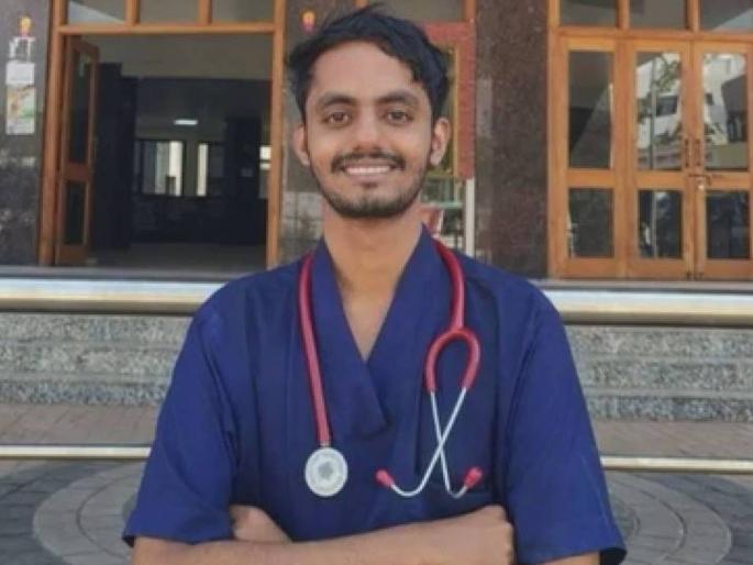 Doctor commits suicide by slitting throat after cutting vein; Second incident in 12 days after Dr. Valsangkar | नस कापली... नंतर गळा चिरून डॉक्टरची आत्महत्या; डॉ. वळसंगकरांनंतर १२ दिवसांत दुसरी घटना Doctor commits suicide by slitting throat after cutting vein; Second incident in 12 days after Dr. Valsangkar | नस कापली... नंतर गळा चिरून डॉक्टरची आत्महत्या; डॉ. वळसंगकरांनंतर १२ दिवसांत दुसरी घटना