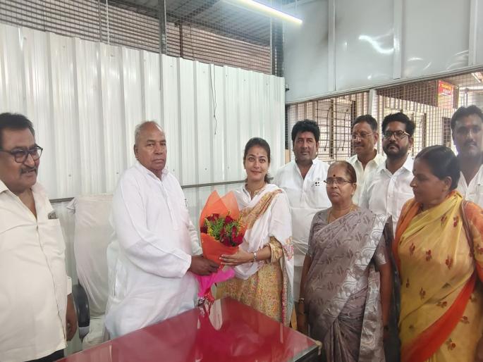 Solapur: No word on 'Central', finger pointed at Sonia Gandhi, Sushilkumar Shinde calls Yechury, CPI(M) still expects from Congress | Solapur: 'मध्य'वर नाही शब्द, सोनिया गांधीकडे बोट सुशीलकुमार शिंदे यांचे येचुरींना फोन Solapur: No word on 'Central', finger pointed at Sonia Gandhi, Sushilkumar Shinde calls Yechury, CPI(M) still expects from Congress | Solapur: 'मध्य'वर नाही शब्द, सोनिया गांधीकडे बोट सुशीलकुमार शिंदे यांचे येचुरींना फोन
