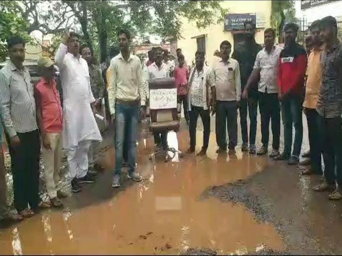 Solapur: Oh my God, the chair of the building department officer was placed in dirty water? Know the real reason | Solapur: अरे देवा, बांधकाम विभागाच्या अधिकाऱ्याची खुर्ची घाण पाण्यात ठेवली ? जाणून घ्या नेमकं कारण Solapur: Oh my God, the chair of the building department officer was placed in dirty water? Know the real reason | Solapur: अरे देवा, बांधकाम विभागाच्या अधिकाऱ्याची खुर्ची घाण पाण्यात ठेवली ? जाणून घ्या नेमकं कारण