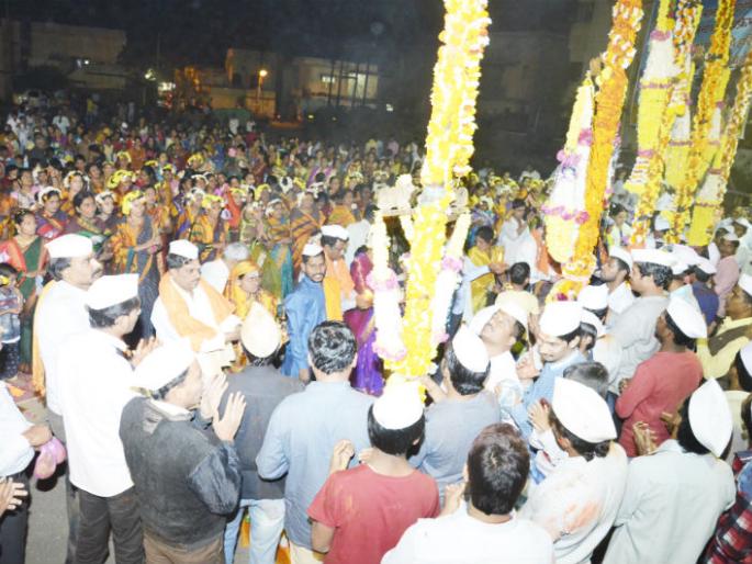 Solapur Siddheshwar Yatra: Nandwad's twin Solapur worship, Gokul Nagar, Vidaragana Mahila Mandal's initiative | सोलापूर सिध्देश्वर यात्रा : नंदीध्वजांचे जुळे सोलापूरात पूजन, गोकुळनगरवासीय, विरांगणा महिला मंडळाचा उपक्रम Solapur Siddheshwar Yatra: Nandwad's twin Solapur worship, Gokul Nagar, Vidaragana Mahila Mandal's initiative | सोलापूर सिध्देश्वर यात्रा : नंदीध्वजांचे जुळे सोलापूरात पूजन, गोकुळनगरवासीय, विरांगणा महिला मंडळाचा उपक्रम