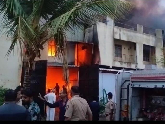 Solapur fire accident; Death toll reaches eight; Bodies of five found in bedroom | सोलापूर आग दुर्घटना; मृतांचा आकडा पोहचला आठवर; बेडरूममध्ये सापडले पाच जणांचे मृतदेह Solapur fire accident; Death toll reaches eight; Bodies of five found in bedroom | सोलापूर आग दुर्घटना; मृतांचा आकडा पोहचला आठवर; बेडरूममध्ये सापडले पाच जणांचे मृतदेह