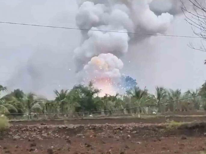 Solapur news Blast in firecracker factory in Ghari No loss of life, loss of 40 lakhs | सोलापूर : घारी शिवारातील फटाक्याच्या कारखान्यात स्फोट; जिवितहानी नाही, ४० लाखांचे नुकसान Solapur news Blast in firecracker factory in Ghari No loss of life, loss of 40 lakhs | सोलापूर : घारी शिवारातील फटाक्याच्या कारखान्यात स्फोट; जिवितहानी नाही, ४० लाखांचे नुकसान