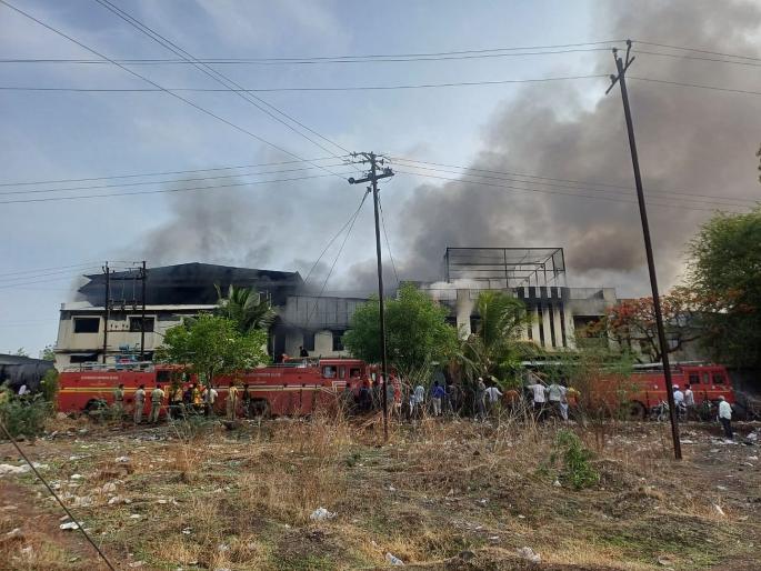 Solapur fire accident; Water poured from twelve vehicles at the same time; Fire department officers and employees burnt | सोलापूर : एकाच वेळी बारा गाड्यांतून पाण्याचा मारा; अग्निशमन दलाचे कर्मचारी भाजले Solapur fire accident; Water poured from twelve vehicles at the same time; Fire department officers and employees burnt | सोलापूर : एकाच वेळी बारा गाड्यांतून पाण्याचा मारा; अग्निशमन दलाचे कर्मचारी भाजले