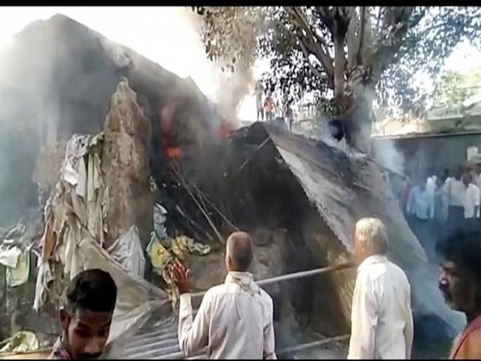 Solapur Digital banners worth 18 lakhs stock of matting burnt in half an hour fire | सोलापूर : अर्ध्या तासाच्या आगीत १८ लाखांचे डिजीटल बॅनर, मॅटिंगचा स्टॉक भस्मसात Solapur Digital banners worth 18 lakhs stock of matting burnt in half an hour fire | सोलापूर : अर्ध्या तासाच्या आगीत १८ लाखांचे डिजीटल बॅनर, मॅटिंगचा स्टॉक भस्मसात