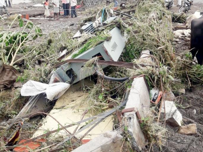 Solapur Flood; Six villages in Solapur district in darkness; Stagnant water in seven substations | Solapur Flood; सोलापूर जिल्ह्यातील सहा गावे अंधारात; सात उपकेंद्रात साचले पाणी Solapur Flood; Six villages in Solapur district in darkness; Stagnant water in seven substations | Solapur Flood; सोलापूर जिल्ह्यातील सहा गावे अंधारात; सात उपकेंद्रात साचले पाणी