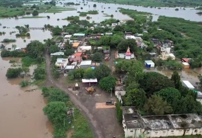 flood in solapur army helicopters to evacuate those trapped in flood | सोलापुरात महापूर; पुरात अडकलेल्यांना बाहेर काढण्यासाठी आर्मीचे हेलिकॉप्टर flood in solapur army helicopters to evacuate those trapped in flood | सोलापुरात महापूर; पुरात अडकलेल्यांना बाहेर काढण्यासाठी आर्मीचे हेलिकॉप्टर