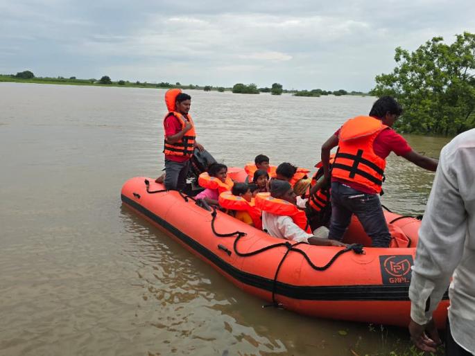 solapur floods 29 villages stranded in floodwaters indian army and ndrf teams carry out rescue operations | सोलापूर महापूर, २९ गावं पुराच्या पाण्यात अडकलेली; भारतीय सैन्य व एनडीआरएफचे पथकाकडून बचावकार्य