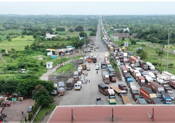 sina river floods pune solapur one way traffic closed queue of vehicles up to 20 kilometers | सीना नदीला महापूर; पुणे-सोलापूर एकेरी वाहतूक केली बंद, वाहनांच्या २० किलोमीटरपर्यंत लागल्या रांगा sina river floods pune solapur one way traffic closed queue of vehicles up to 20 kilometers | सीना नदीला महापूर; पुणे-सोलापूर एकेरी वाहतूक केली बंद, वाहनांच्या २० किलोमीटरपर्यंत लागल्या रांगा