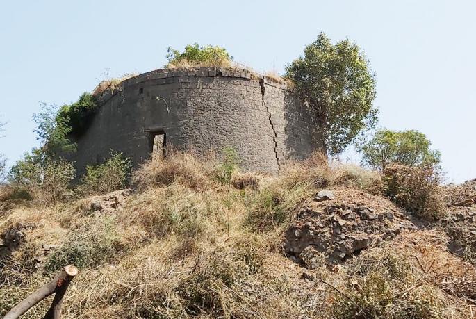 The two rooms of the guard, the path leading to the square tower, opened | पहारेकºयांच्या दोन खोल्या, चौकोनी बुरुजावर जाणारा रस्ता झाला खुला The two rooms of the guard, the path leading to the square tower, opened | पहारेकºयांच्या दोन खोल्या, चौकोनी बुरुजावर जाणारा रस्ता झाला खुला