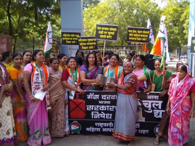 Stop gas prices or lower the chairs, Nationalist Congress Party's demonstrations in Solapur | गॅस दरवाढ थांबवा नाहीतर खुर्च्या खाली करा, सोलापूरात राष्ट्रवादी काँग्रेसची निदर्शने