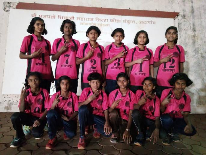 Kho-Kho: Osmanabad and Solapur have won title | खो-खो : उस्मानाबाद व सोलापूर ने मारली बाजी Kho-Kho: Osmanabad and Solapur have won title | खो-खो : उस्मानाबाद व सोलापूर ने मारली बाजी