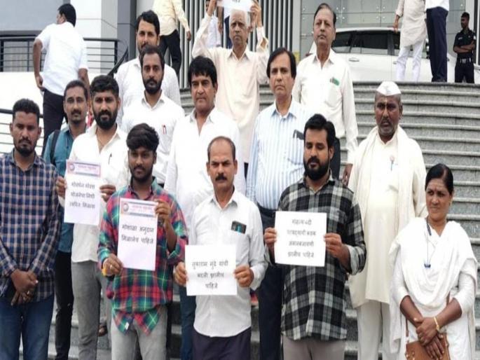 Solapur no preparation of regulations by the commission Goshalas did not get fund | आयोगानं नियमावली तयार न केल्यामुळे गोशाळांना निधी अन् कर्मचारी मिळेना Solapur no preparation of regulations by the commission Goshalas did not get fund | आयोगानं नियमावली तयार न केल्यामुळे गोशाळांना निधी अन् कर्मचारी मिळेना