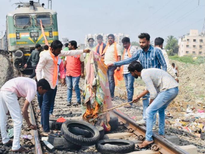 Blocked train for Maratha reservation, burned tires on track | मराठा आरक्षणासाठी रेल्वे अडवून, रुळावर जाळले टायर Blocked train for Maratha reservation, burned tires on track | मराठा आरक्षणासाठी रेल्वे अडवून, रुळावर जाळले टायर