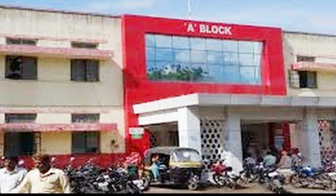 Doctors also got sweaty; The 'snake' just arrived at the hospital with a bite snake ... | डॉक्टरांनाही घाम फुटला; दंश केलेला साप घेऊनच ‘ती’ चक्क रुग्णालयात अवतरली... Doctors also got sweaty; The 'snake' just arrived at the hospital with a bite snake ... | डॉक्टरांनाही घाम फुटला; दंश केलेला साप घेऊनच ‘ती’ चक्क रुग्णालयात अवतरली...