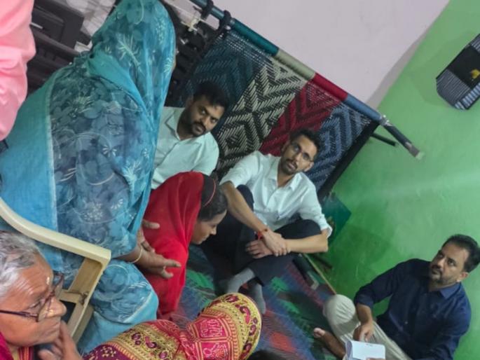 solapur floods two ias officers go door to door to help flood victims learn about the problems | सोलापूर महापूर; पूरग्रस्तांच्या मदतीसाठी दोन IAS अधिकारी घरोघरी, जाणून घेत आहेत अडचणी