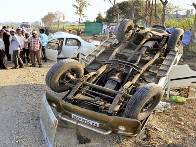 Five people returning from Ijtema died in an accident near Solapur | इज्तेमावरून परतणा-या ५ जणांचा सोलापूरजवळ अपघातात मृत्यू  Five people returning from Ijtema died in an accident near Solapur | इज्तेमावरून परतणा-या ५ जणांचा सोलापूरजवळ अपघातात मृत्यू