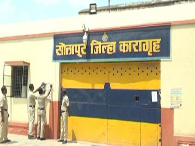 Two mobile phones kept in the toilet and in the crack of the door of the district jail were seized in Solapur | जिल्हा कारागृहातील शौचालयात व दरवाजाच्या फटीत ठेवलेले दोन मोबाईल जप्त, कैद्यावर गुन्हा दाखल Two mobile phones kept in the toilet and in the crack of the door of the district jail were seized in Solapur | जिल्हा कारागृहातील शौचालयात व दरवाजाच्या फटीत ठेवलेले दोन मोबाईल जप्त, कैद्यावर गुन्हा दाखल