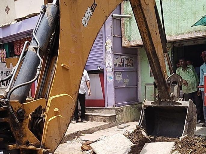 Solapur: 25 feet forward houses, shops in Nai Zindagi demolished, huge action by encroachment department | Solapur: नई जिंदगीमधील २५ फुट पुढे आलेले घरं, दुकानांचे बांधकाम पाडले, अतिक्रमण विभागाची मोठी कारवाई Solapur: 25 feet forward houses, shops in Nai Zindagi demolished, huge action by encroachment department | Solapur: नई जिंदगीमधील २५ फुट पुढे आलेले घरं, दुकानांचे बांधकाम पाडले, अतिक्रमण विभागाची मोठी कारवाई
