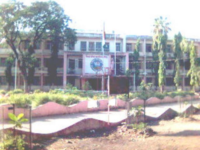 A meeting of the Solapur Zilla Parishad was done on the wrongdoings of the officials | अधिकाºयांच्या चुकीच्या कामांवरून सोलापूर जिल्हा परिषदेची सभा गाजली