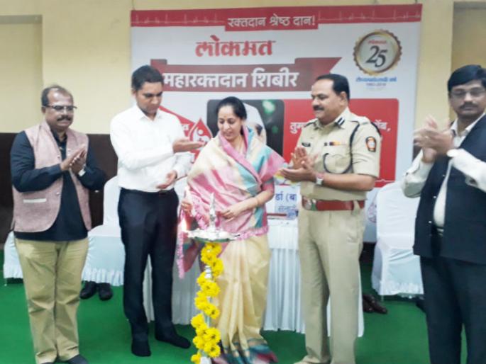 Initiatives of 'Lokmat' started in the camp, blood donation camps in 16 whole district including city | ‘लोकमत’च्या महारक्तदान शिबीरास प्रारंभ, शहरासह संपूर्ण जिल्ह्यात १६ ठिकाणी रक्तदान शिबीर सुरू Initiatives of 'Lokmat' started in the camp, blood donation camps in 16 whole district including city | ‘लोकमत’च्या महारक्तदान शिबीरास प्रारंभ, शहरासह संपूर्ण जिल्ह्यात १६ ठिकाणी रक्तदान शिबीर सुरू