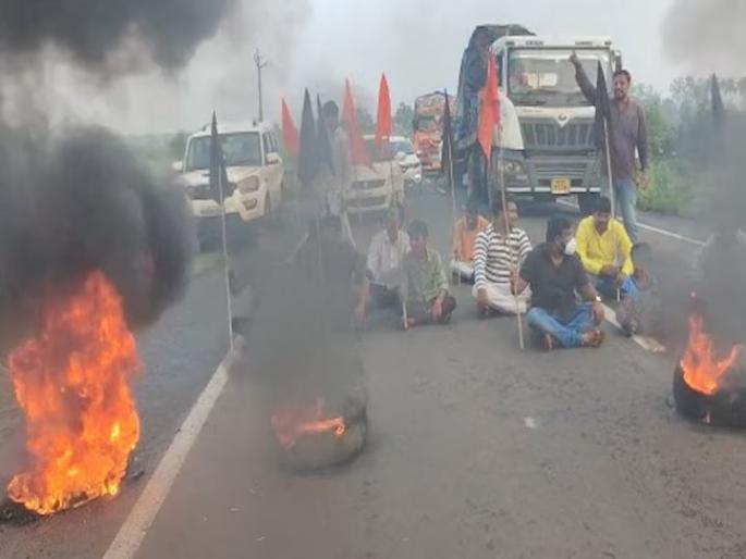tires burnt on solapur dhule highway queue of vehicles up to five kilometers | सोलापूर-धुळे महामार्गावर टायर जाळले, वाहनांच्या पाच किलोमीटरपर्यंत रांगा tires burnt on solapur dhule highway queue of vehicles up to five kilometers | सोलापूर-धुळे महामार्गावर टायर जाळले, वाहनांच्या पाच किलोमीटरपर्यंत रांगा