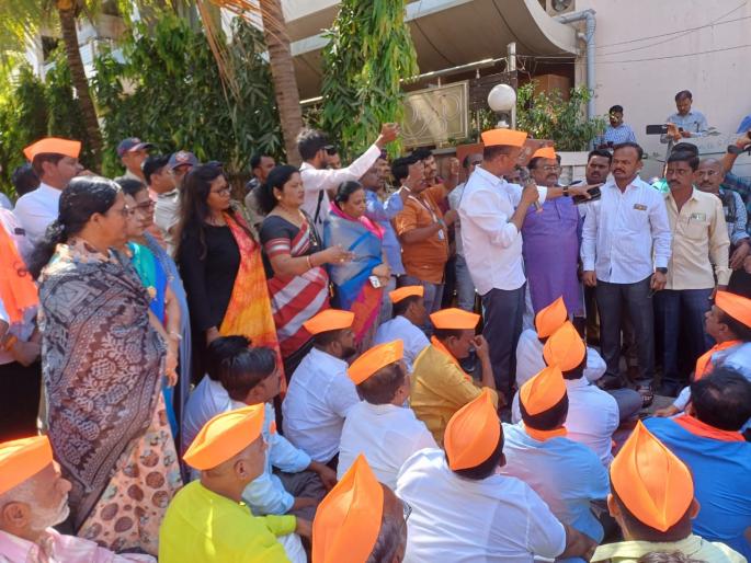 Maratha protesters stand in front of residence of former Guardian Minister and Congress MLA | माजी पालकमंत्री, काँग्रेसचे आमदार यांच्या निवासस्थानासमोर मराठा आंदोलकांचा ठिय्या Maratha protesters stand in front of residence of former Guardian Minister and Congress MLA | माजी पालकमंत्री, काँग्रेसचे आमदार यांच्या निवासस्थानासमोर मराठा आंदोलकांचा ठिय्या