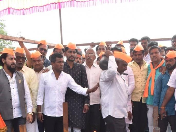 A portrait of a living person; Hipparga Tirdi Movement of Maratha community | जिवंत माणसाची काढली प्रेतयात्रा; मराठा समाजाचे तळे हिप्परगा तिरडी आंदोलन A portrait of a living person; Hipparga Tirdi Movement of Maratha community | जिवंत माणसाची काढली प्रेतयात्रा; मराठा समाजाचे तळे हिप्परगा तिरडी आंदोलन