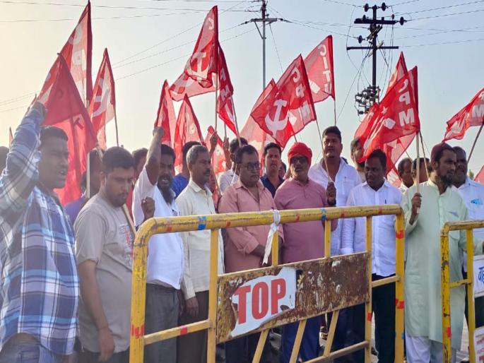 siddheshwar chimney demolition hundreds of cpi m workers were detained by the police | सिद्धेश्वर चिमणी पाडकाम; माकपच्या शेकडो कार्यकर्त्यांना पोलिसांनी घेतले ताब्यात siddheshwar chimney demolition hundreds of cpi m workers were detained by the police | सिद्धेश्वर चिमणी पाडकाम; माकपच्या शेकडो कार्यकर्त्यांना पोलिसांनी घेतले ताब्यात