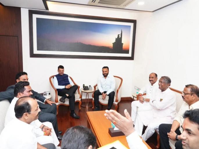 Big news; Four former MLAs from Solapur will join BJP; Meeting held with Chief Minister | Solapur: सोलापुरातील चार माजी आमदार भाजपात प्रवेश करणार; मुख्यमंत्र्यांसोबत झाली बैठक Big news; Four former MLAs from Solapur will join BJP; Meeting held with Chief Minister | Solapur: सोलापुरातील चार माजी आमदार भाजपात प्रवेश करणार; मुख्यमंत्र्यांसोबत झाली बैठक