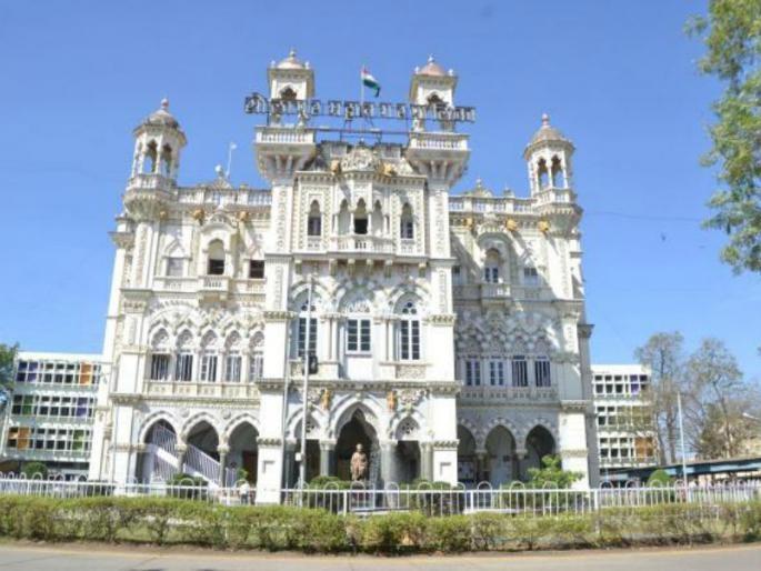 The mayor of Solapur took to the streets to protest against the corrupt management of the smart city | स्मार्ट सिटीच्या भ्रष्ट कारभाराविरोधात सोलापूरच्या महापौरच उतरल्या रस्त्यावर The mayor of Solapur took to the streets to protest against the corrupt management of the smart city | स्मार्ट सिटीच्या भ्रष्ट कारभाराविरोधात सोलापूरच्या महापौरच उतरल्या रस्त्यावर