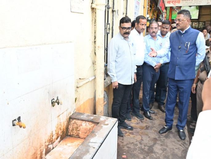 Transport Minister makes surprise visit to Solapur bus stand; Depot manager held accountable for unclean toilets. | सोलापूर बसस्थानकाला परिवहन मंत्र्यांची अचानक भेट; अस्वच्छ शौचालयाबद्दल आगार व्यवस्थापकास धरले धारेवर..