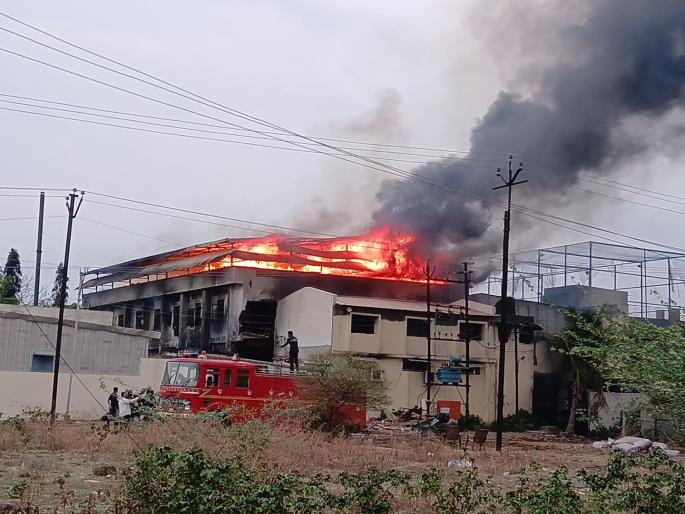 Solapur: The fire broke out again. | टॉवेल कारखान्याला लागलेली आग पुन्हा भडकली Solapur: The fire broke out again. | टॉवेल कारखान्याला लागलेली आग पुन्हा भडकली