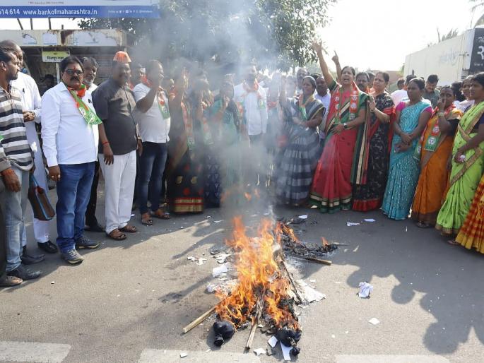 In Solapur, BJP workers protested against Congress MP Sahu, burning posters, shouting slogans on the streets | Solapur: भाजप कार्यकर्त्यांचे काँग्रेस खासदार साहूंविरोधात आंदोलन, पोस्टरचे दहन, रस्त्यावर घोषणाबाजी  In Solapur, BJP workers protested against Congress MP Sahu, burning posters, shouting slogans on the streets | Solapur: भाजप कार्यकर्त्यांचे काँग्रेस खासदार साहूंविरोधात आंदोलन, पोस्टरचे दहन, रस्त्यावर घोषणाबाजी