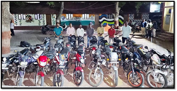 raid on gambling den in sinnoor 17 accused in custody goods worth 1 4 million seized | सिन्नूरमधील जुगार अड्डयावर छापा; १७ आरोपी ताब्यात, सव्वा चौदा लाखांचा मुद्देमाल जप्त